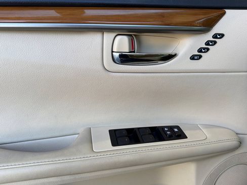 Used 2015 Lexus ES 300h w/ Navigation System Package FWD image 12