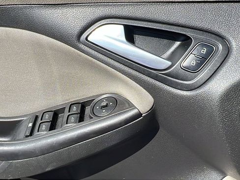 Used 2018 Ford Focus SE image 30