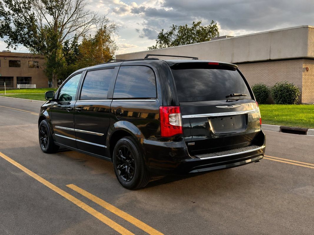 Used 2014 Chrysler Town & Country Touring FWD image 3