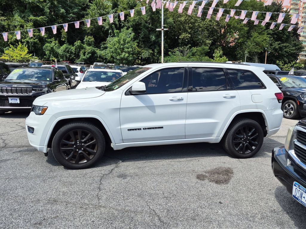 Used 2018 Jeep Grand Cherokee Altitude AWD/4WD image 10