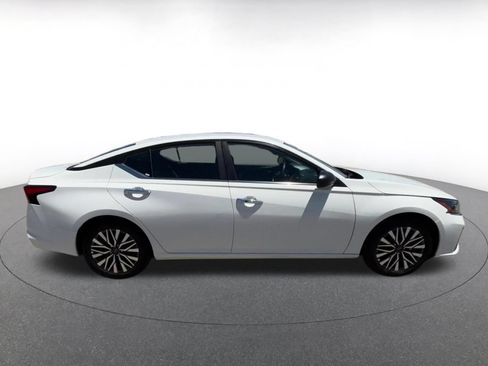 Used 2025 Nissan Altima 2.5 SV FWD image 16