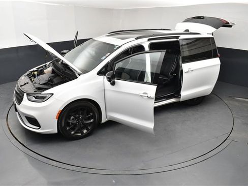 Used 2024 Chrysler Pacifica Limited w/ Uconnect Theater Family Group image 27