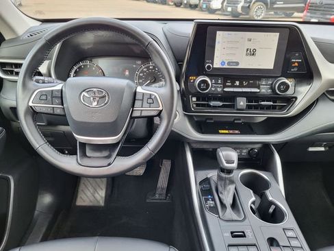Used 2025 Toyota Highlander XLE image 25