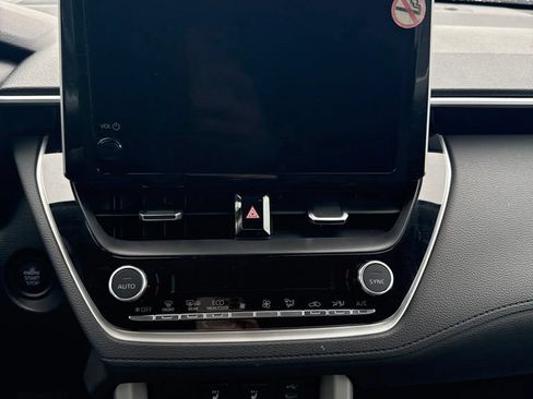 Used 2025 Toyota Corolla Cross XLE FWD image 8