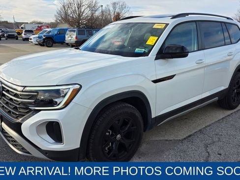 Used 2024 Volkswagen Atlas Peak Edition SE image 1