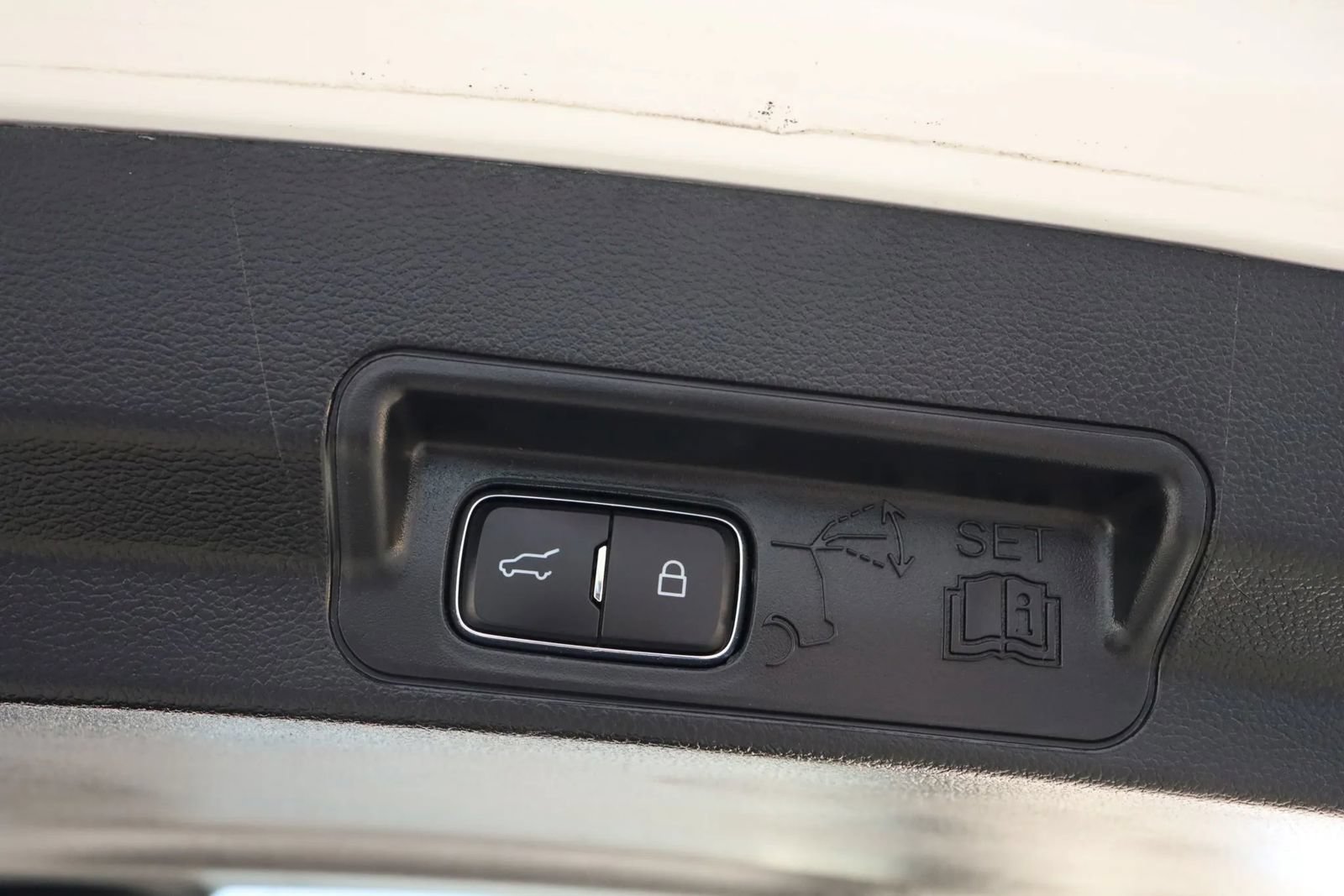 Used 2020 Ford Explorer Platinum w/ Premium Technology Package AWD/4WD image 41