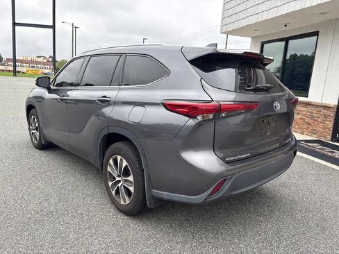 Used 2021 Toyota Highlander XLE AWD/4WD image 6