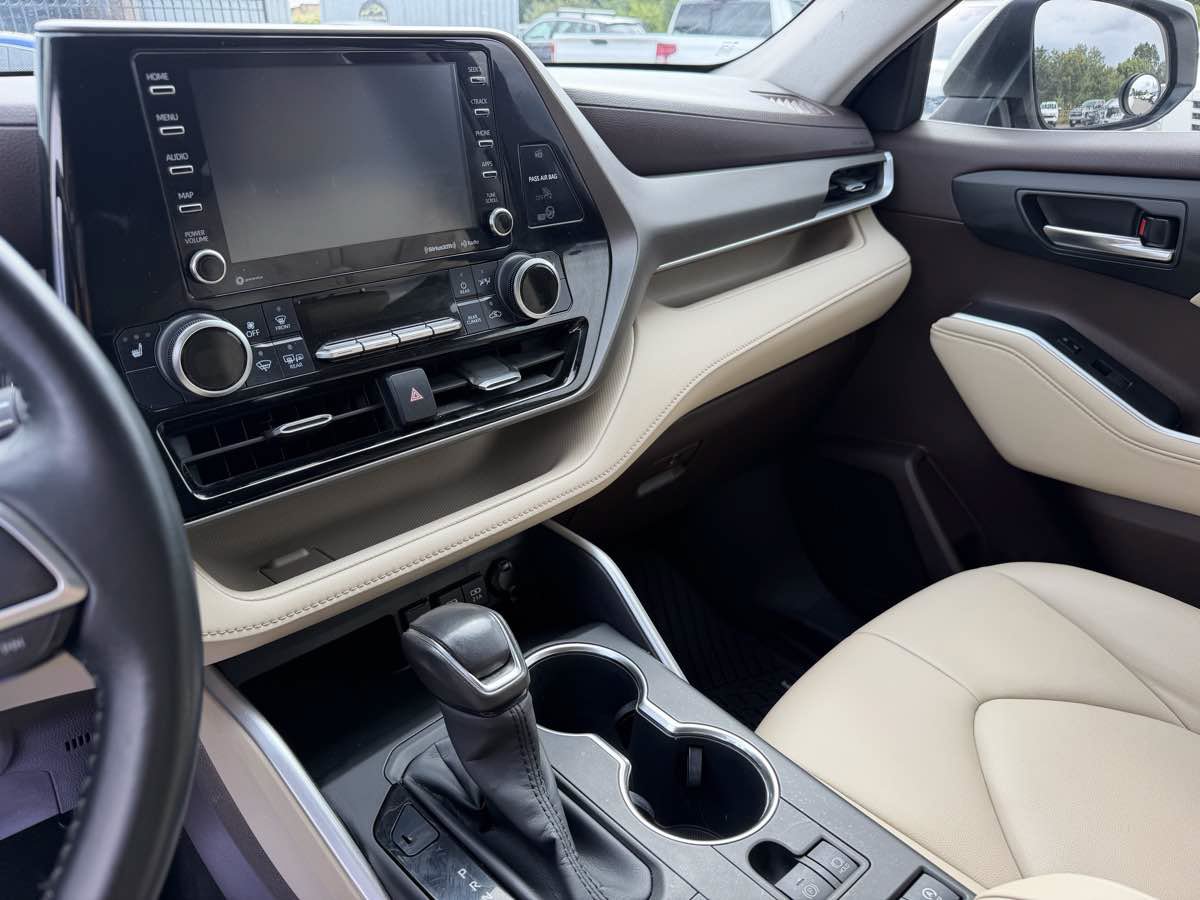Used 2020 Toyota Highlander XLE AWD/4WD image 17