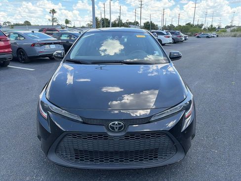 Used 2021 Toyota Corolla LE FWD image 2