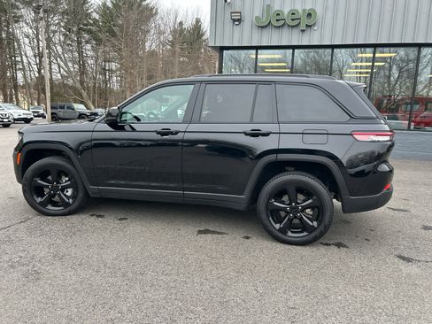 Used 2024 Jeep Grand Cherokee Limited w/ Luxury Tech Group II image 7