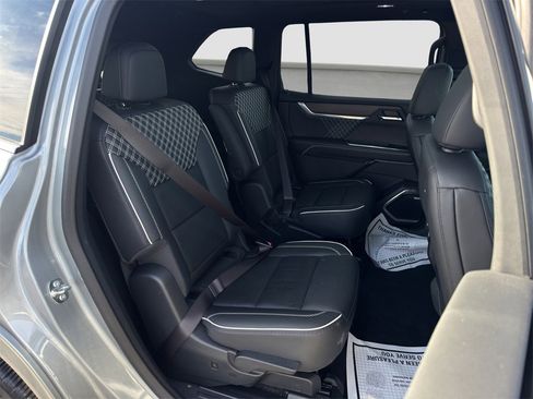 Used 2024 GMC Acadia Denali image 18