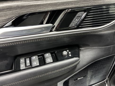 Used 2024 Jeep Wagoneer L Series III w/ Premium Group I AWD/4WD image 19