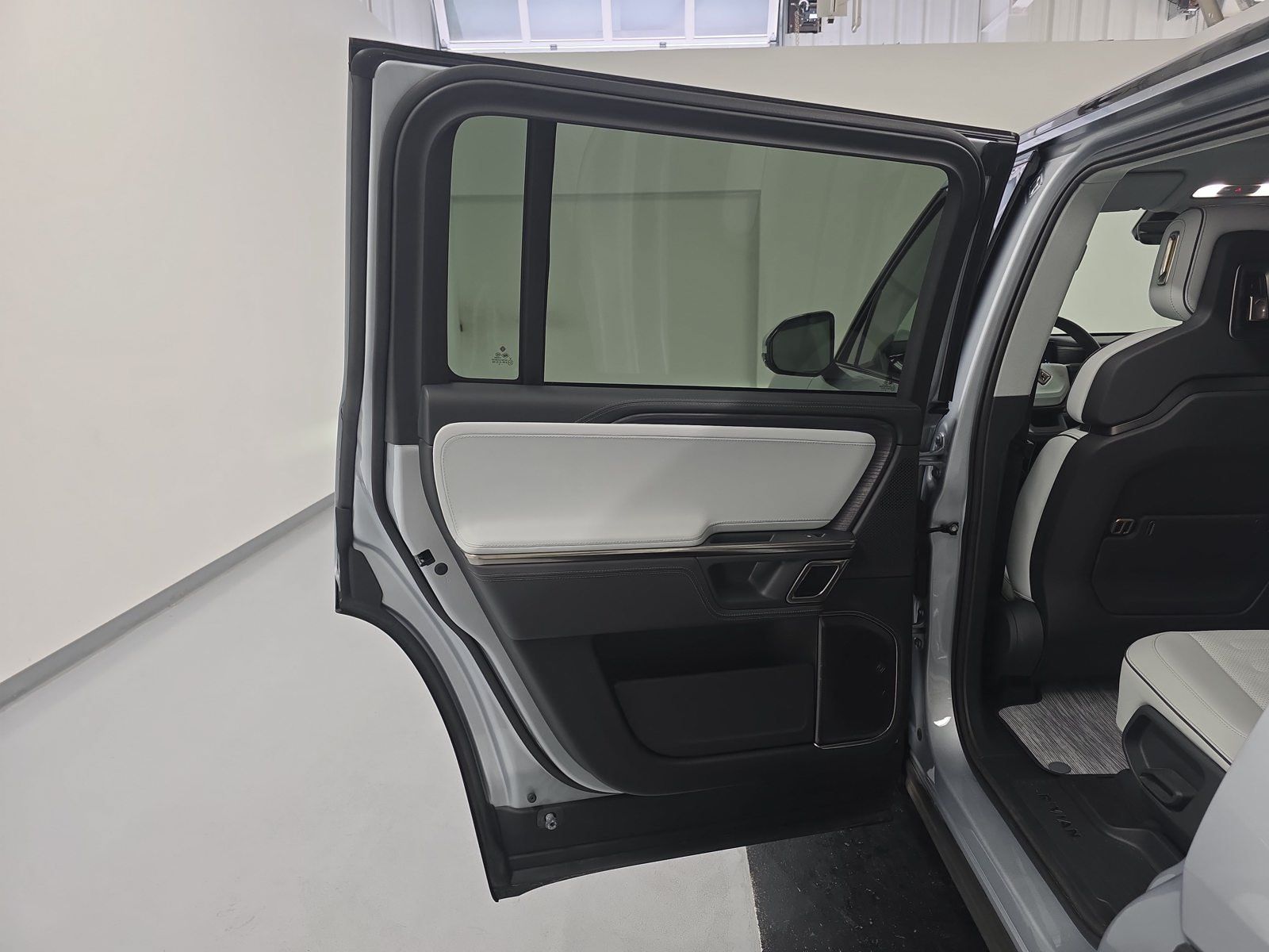 Used 2023 Rivian R1S Launch Edition Quad AWD/4WD image 17
