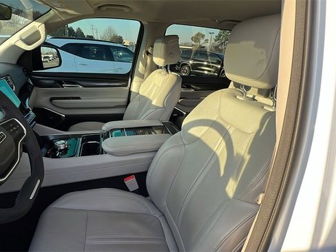 Used 2023 Jeep Wagoneer 4WD image 13