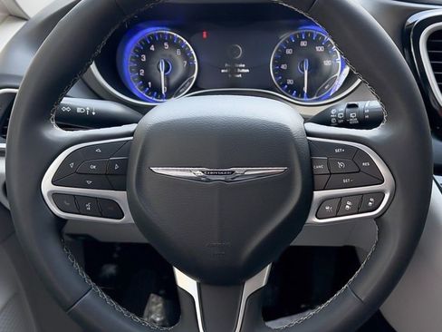 Used 2023 Chrysler Pacifica Touring-L image 17