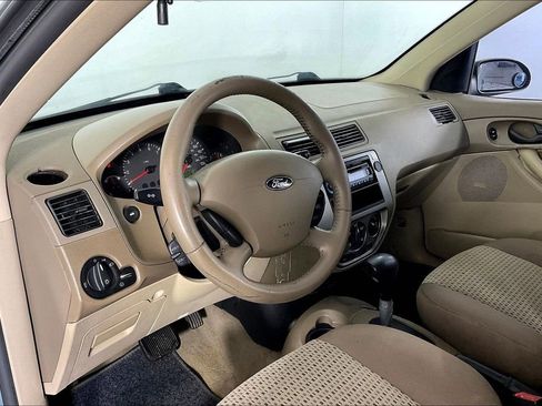Used 2005 Ford Focus ZX4 Sedan FWD image 16