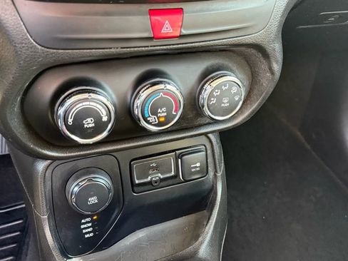 Used 2017 Jeep Renegade Latitude image 18