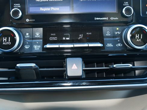 Used 2020 Toyota Highlander XLE image 12