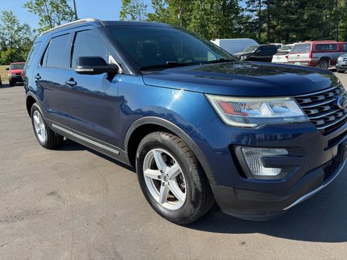 Used 2017 Ford Explorer XLT w/ Equipment Group 202A AWD/4WD image 12