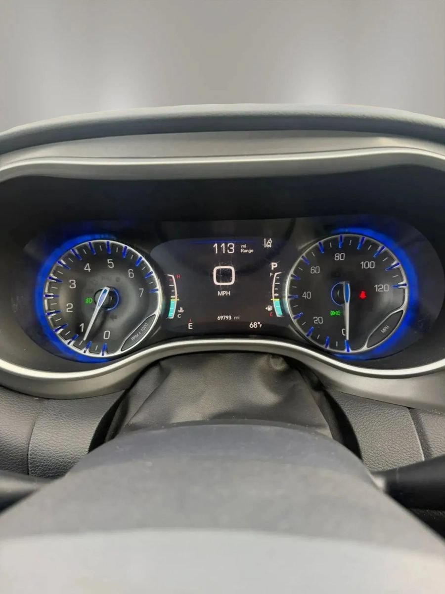 Used 2025 Chrysler Pacifica Select FWD image 14