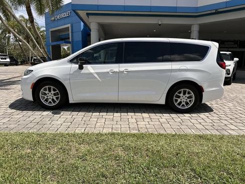 Used 2024 Chrysler Pacifica Touring FWD image 32