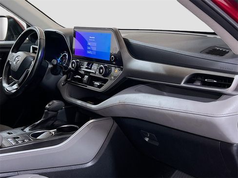 Used 2023 Toyota Highlander XLE image 28