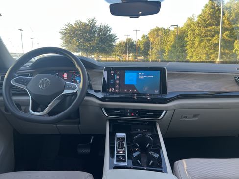 Used 2024 Volkswagen Atlas SE w/ Panoramic Sunroof Package FWD image 24