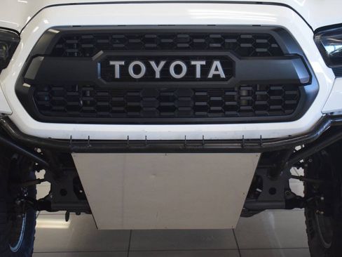 Used 2017 Toyota Tacoma SR5 RWD image 12