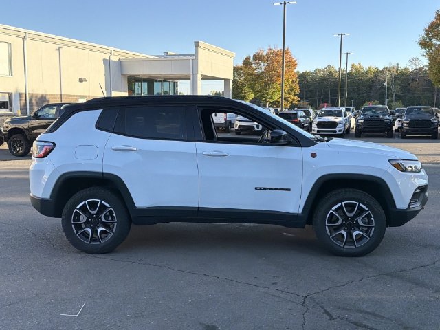 Used 2025 Jeep Compass Trailhawk AWD/4WD image 5