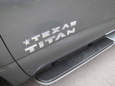 Used 2017 Nissan Titan SV AWD/4WD image 24