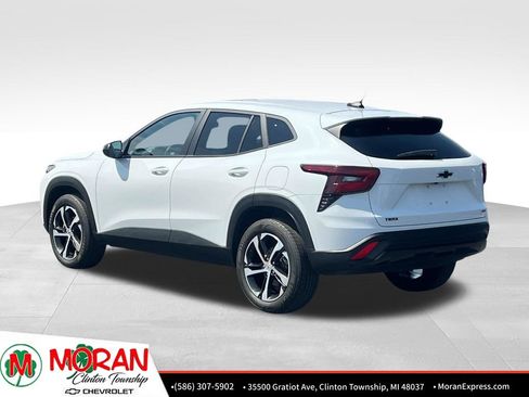 Used 2025 Chevrolet Trax RS w/ Driver Confidence Package FWD image 4