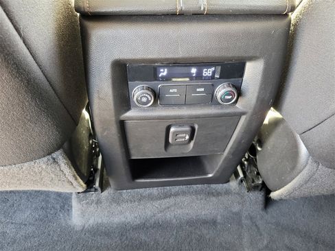 Used 2021 Chevrolet Traverse LT image 17