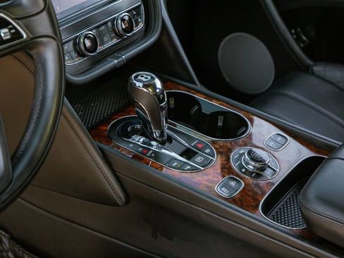 Used 2018 Bentley Bentayga AWD/4WD image 15