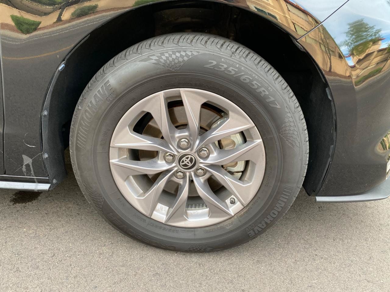 Used 2024 Toyota Sienna XLE FWD image 18