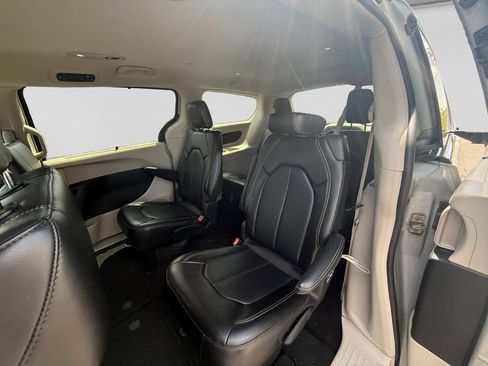 Used 2024 Chrysler Pacifica Touring-L FWD image 35