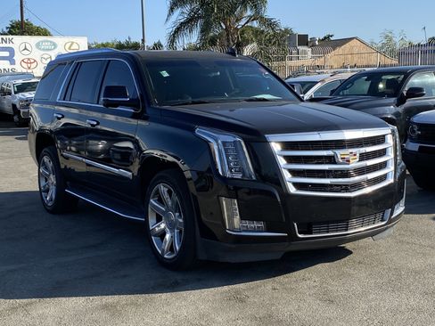 Used 2018 Cadillac Escalade Luxury image 4