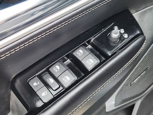 Used 2022 Jeep Wagoneer Series I AWD/4WD image 30