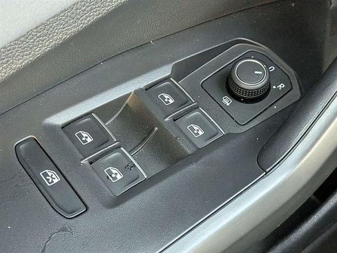 Used 2025 Volkswagen Jetta SE w/ Sunroof Package FWD image 23