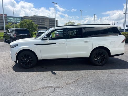 New 2026 Lincoln Navigator L Reserve w/ Jet Appearance Package AWD/4WD image 4