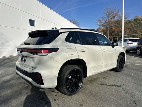 New 2025 Volkswagen Tiguan SE R-Line image 5