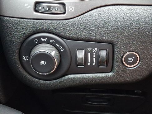 Used 2019 Jeep Cherokee Limited AWD/4WD image 25