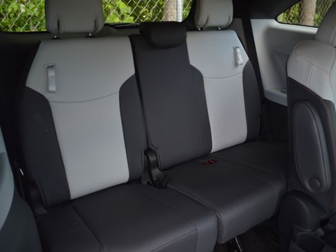 Used 2022 Toyota Sienna XSE FWD image 36