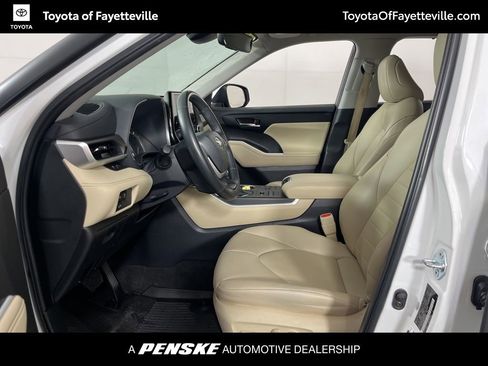 Used 2023 Toyota Highlander XLE image 25