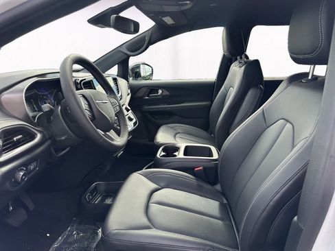New 2026 Chrysler Pacifica Select image 9