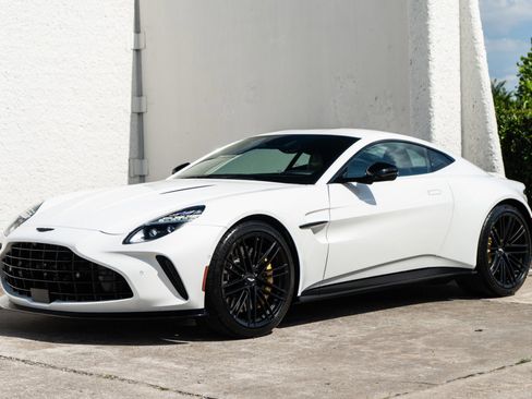 Used 2025 Aston Martin V8 Vantage Coupe RWD image 2