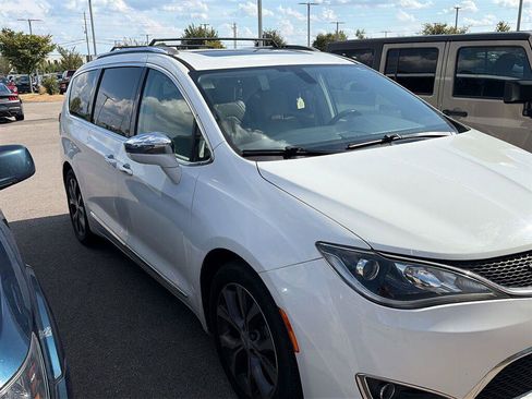 Used 2017 Chrysler Pacifica Limited FWD image 4