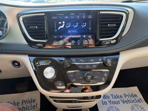 Used 2018 Chrysler Pacifica Limited w/ Advanced Safetytec Group FWD image 12