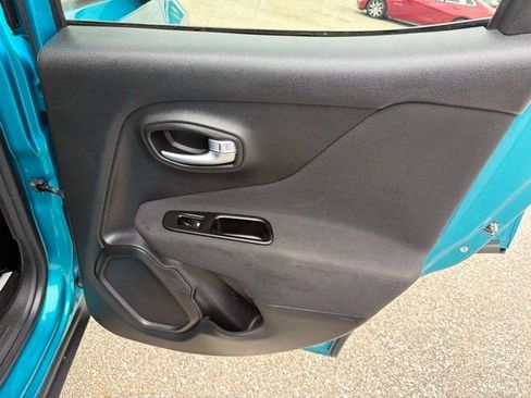 Used 2021 Jeep Renegade Latitude AWD/4WD image 16