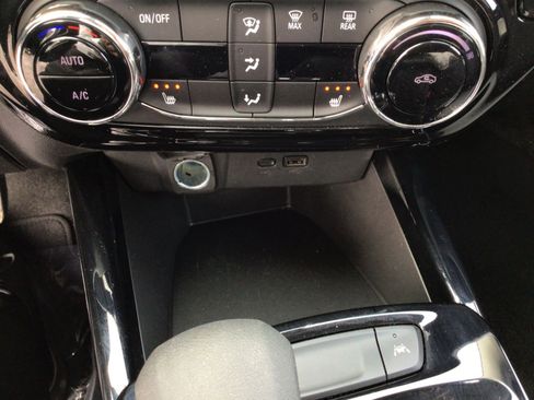 Used 2025 Chevrolet Trax LT w/ LT Convenience Package image 21