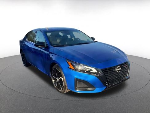 Used 2025 Nissan Altima 2.5 SR image 3